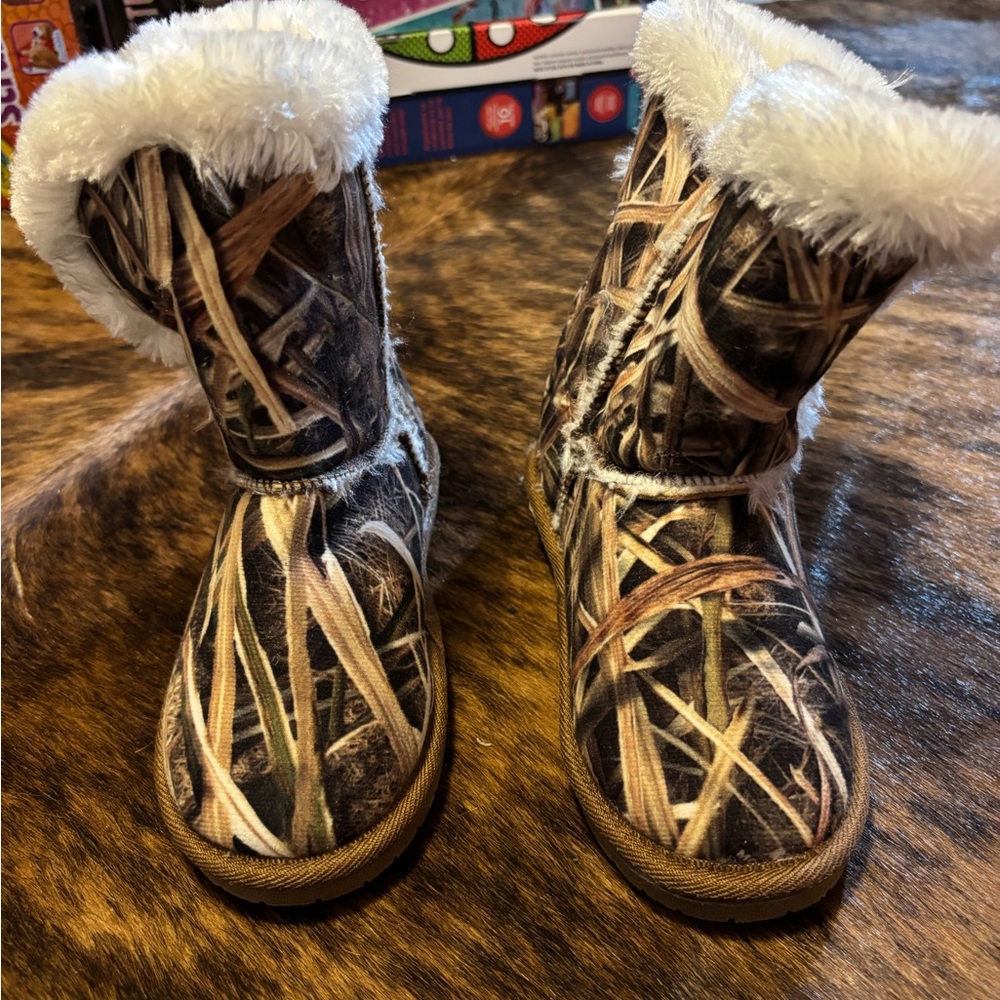 Girls Camouflage Faux Fur Lined Boots